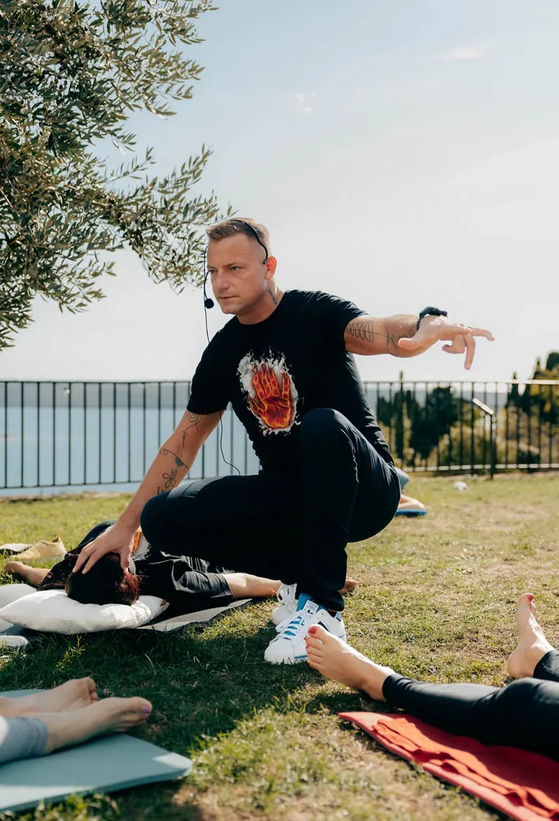 Miran vodi skupinsko terapijo na travniku